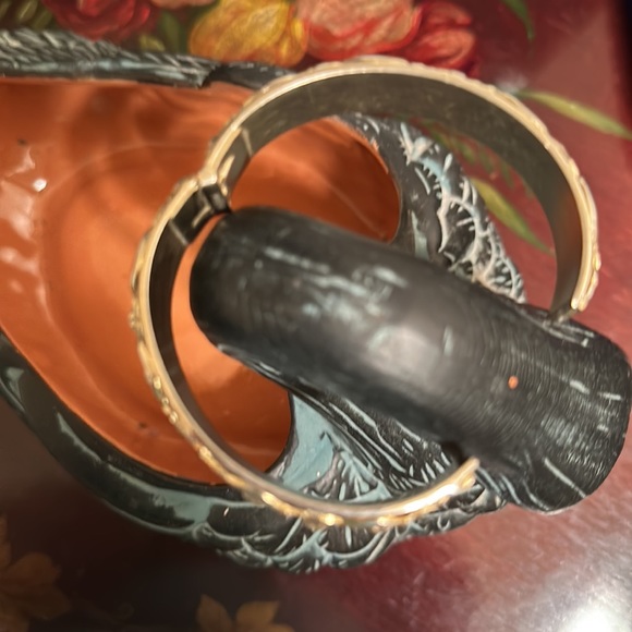 Vintage Whiting & Davis hinged Clamper bracelet in gold metal Opening 2 1/4” - Picture 6 of 9